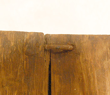 Hanging ring on ducks nesting box.